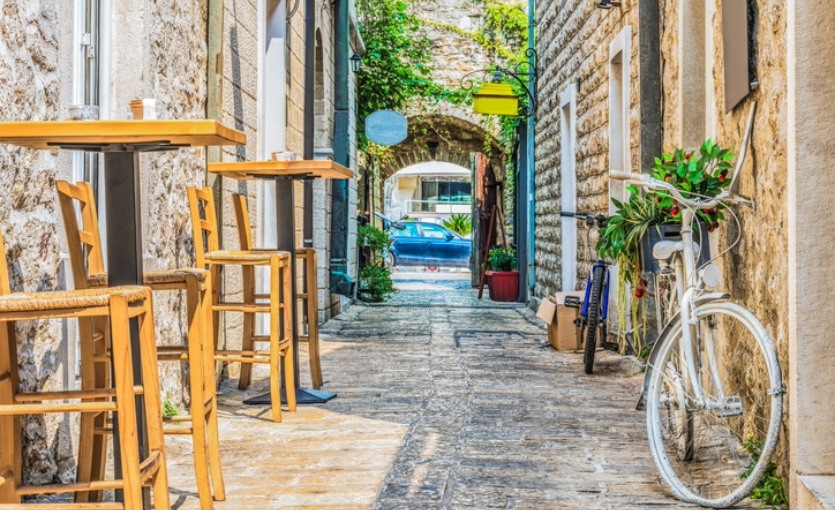 Budva Eski Şehrinde Yürüyüş Yap